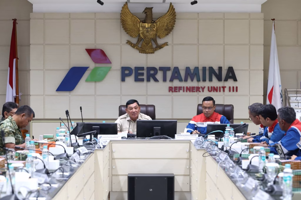 enteri Pertahanan RI Sjafrie Sjamsoeddin melakukan kunjungan kerja ke Kilang Pertamina Internasional, Refinery Unit (RU) III Plaju, Palembang, Sumatera Selatan, Kamis (11/12/2025).